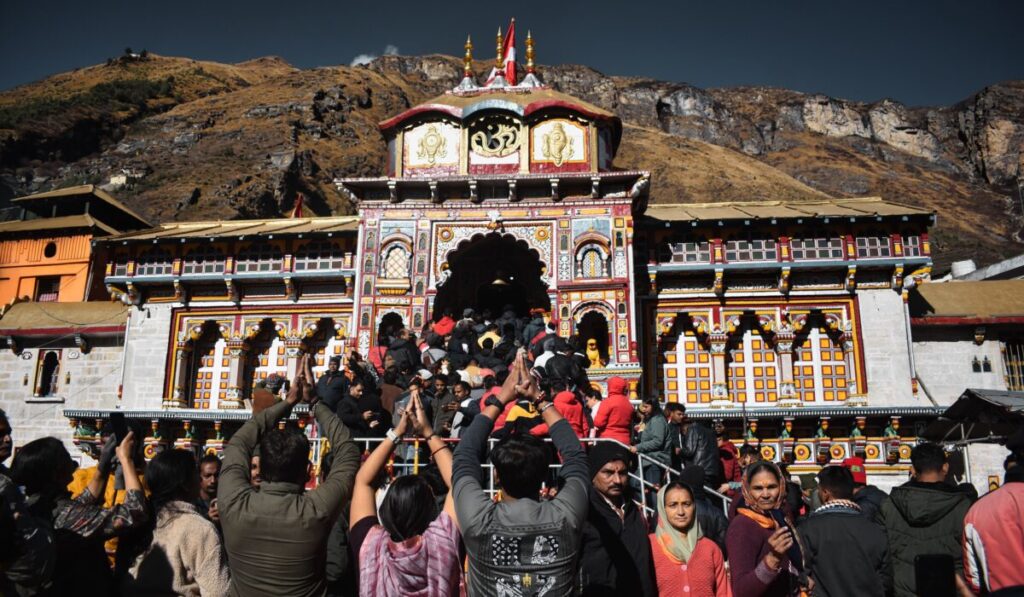 Do Dham Yatra by Road vs Helicopter — Do Dham Yatra by Road vs Helicopter: 7 Essential Differences — Photo by Soubhagya Maharana on Pexels